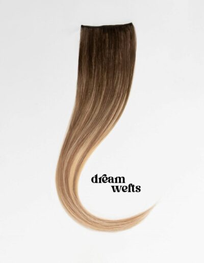 Foto von einer einzelnen Echthaar-Tresse in Balayage-Optik, daneben ist das DreamWefts-Logo abgebildet.